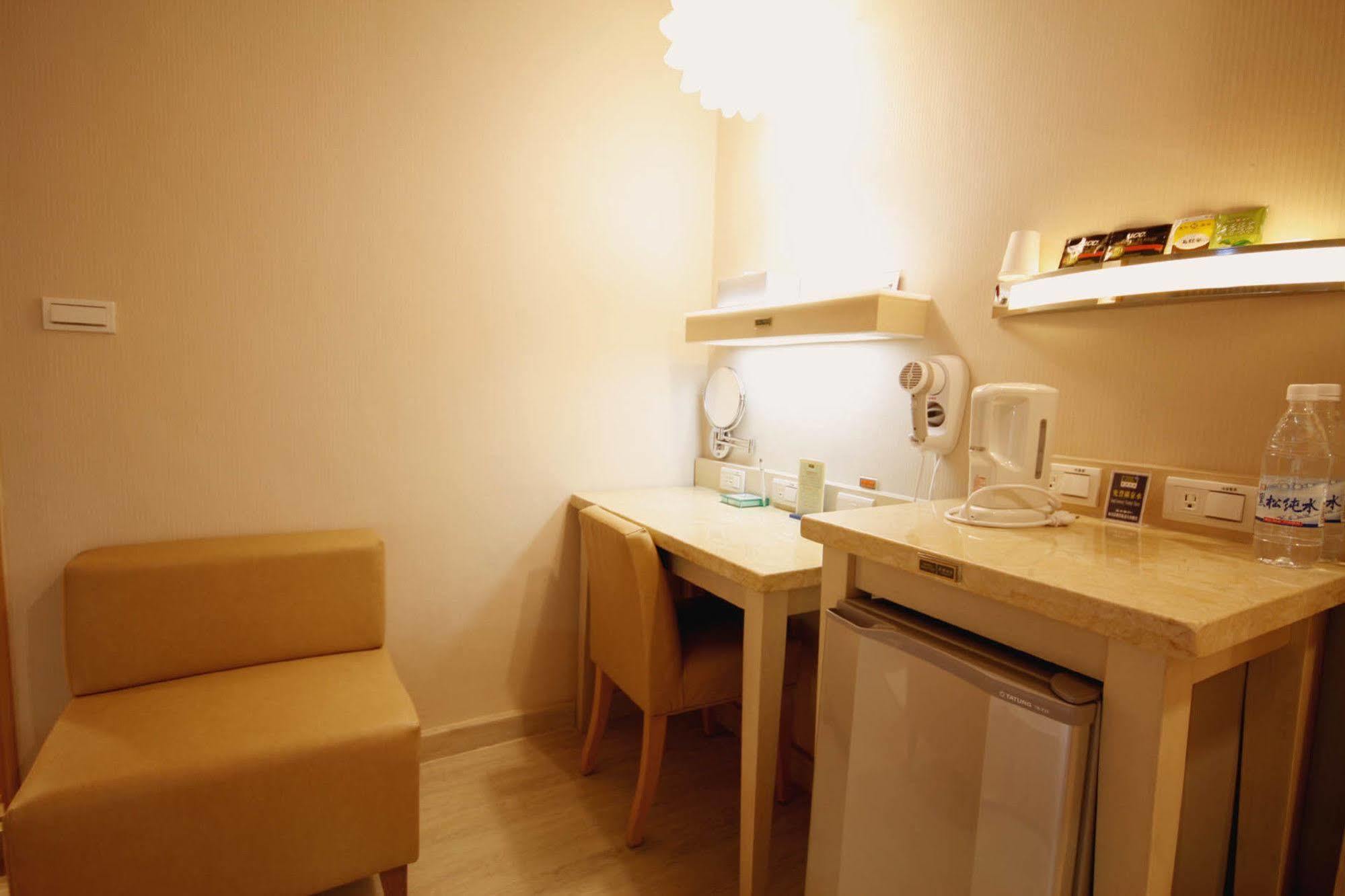 Kindness Hotel - Tainan Minsheng Экстерьер фото